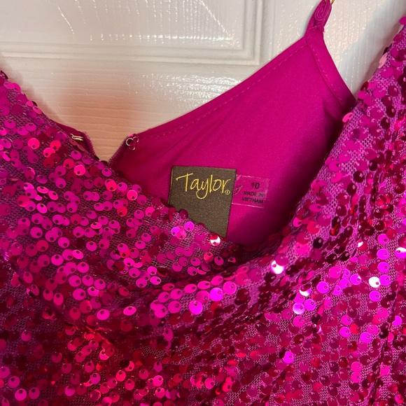 Taylor Fuscia sequin dress - worn once - Picture 3 of 4